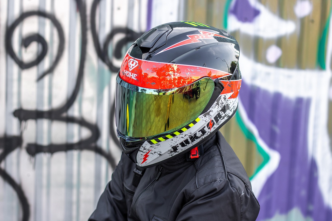 Casco y guantes listos para el viaje